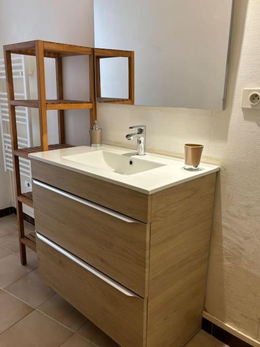 Maison De Ville Proche Mer, En Camargue Sur Le Chemin De Saint Jacques De Compostelle, Clim Reversible Vauvert Extérieur photo